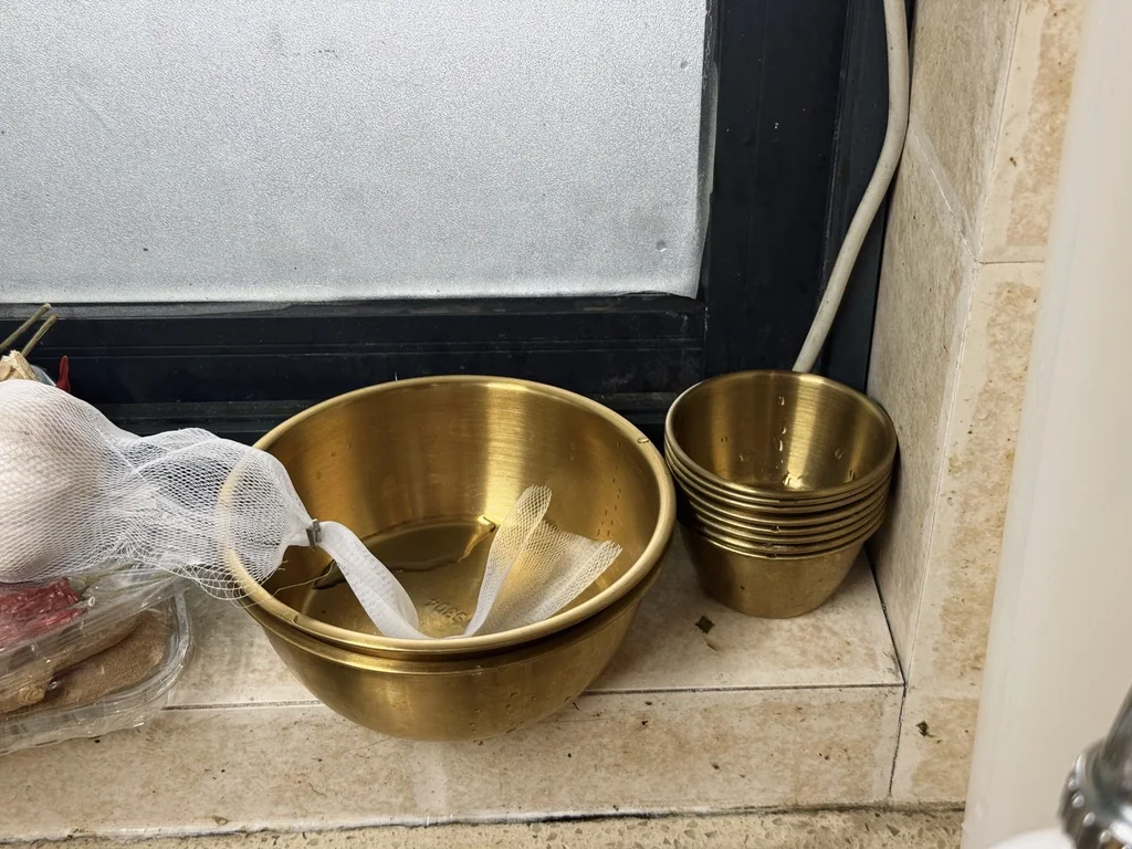أوعية تحضيرنا الذهبية الصغيرة، على حافة النافذة مباشرةً